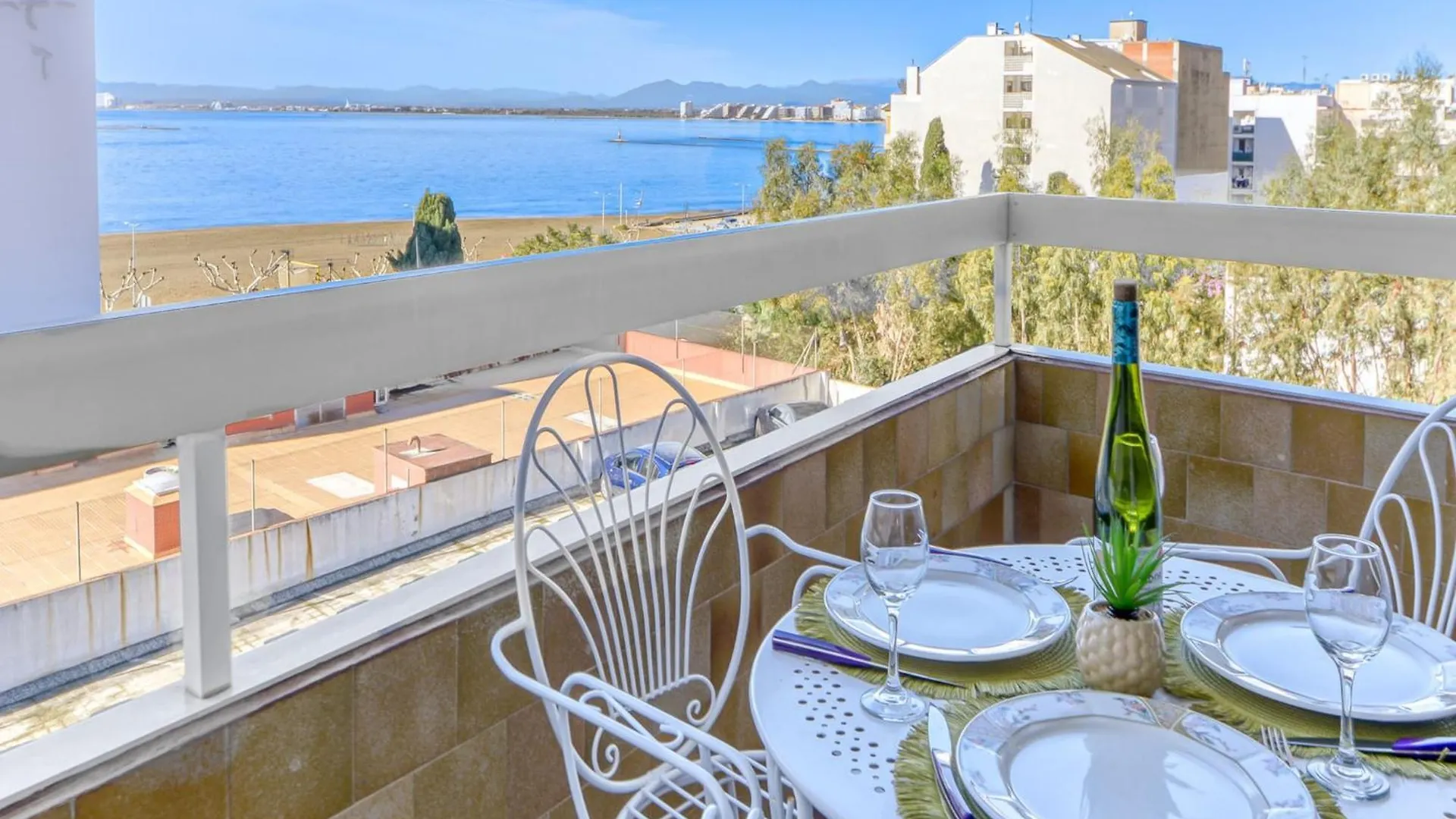 Beautiful Apartment With View Roses