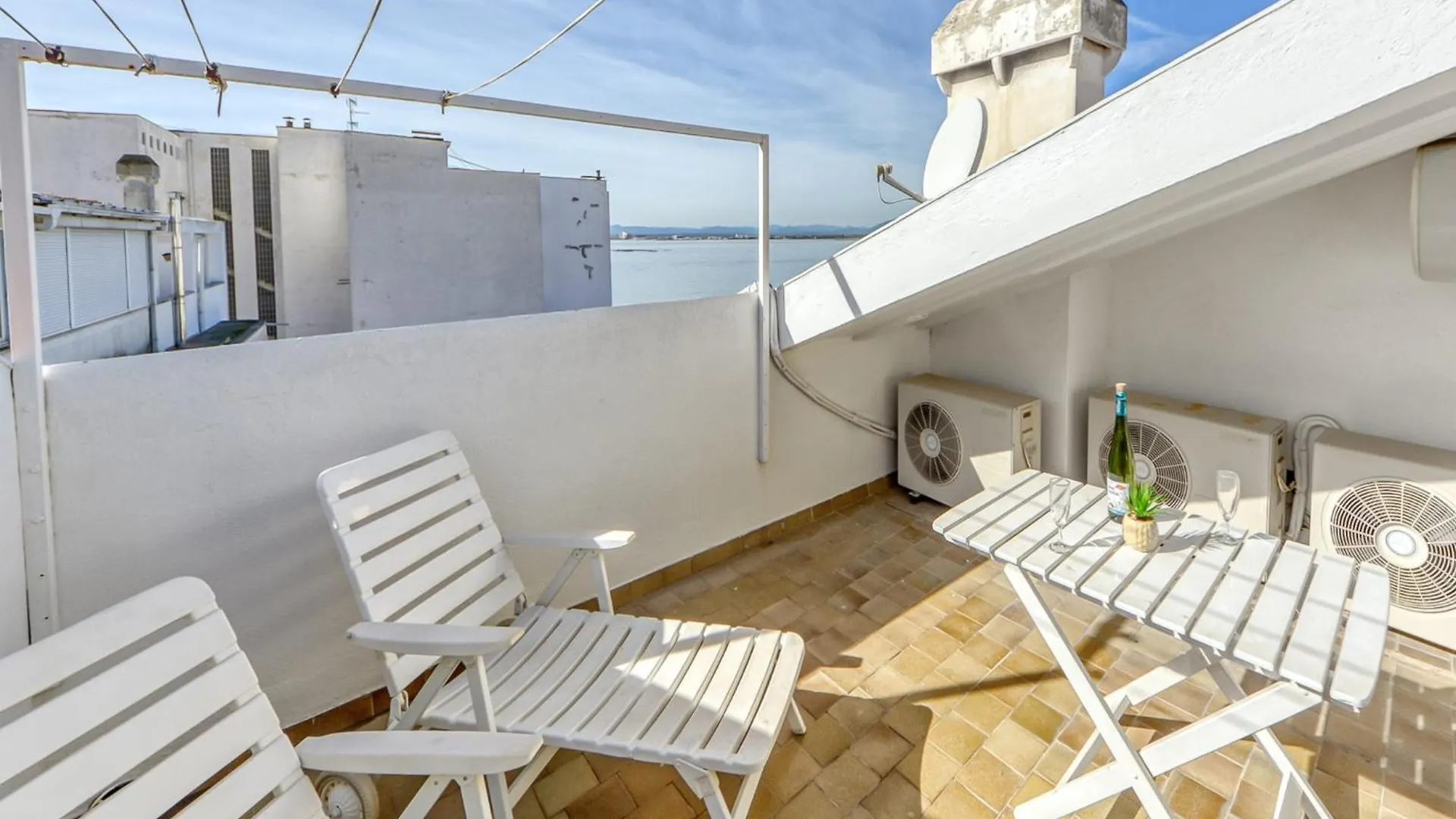 Beautiful Apartment With View Roses